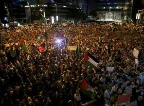 Binler İsrail Konsolosluğu önünde Siyonistleri lanetledi