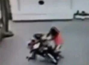 Böylesi görülmedi! Kapkaççıyı perişan eden kız