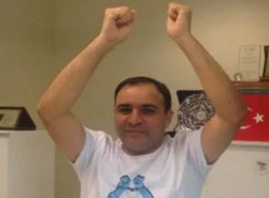 Cemaat gazetecisinden operasyona tişörtlü tepki