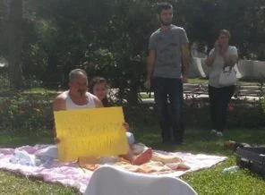 Çözüm bulamayınca parka taşındı