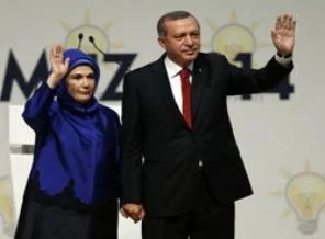 Cumhurbaşkanı adayları kadar eşleri de yarışıyor