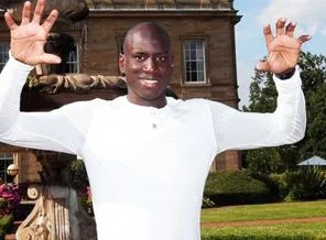 Demba Ba uçakta Kuran-ı Kerim okudu