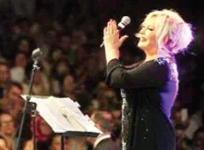 Emel Sayın konserine ilahi ile başladı