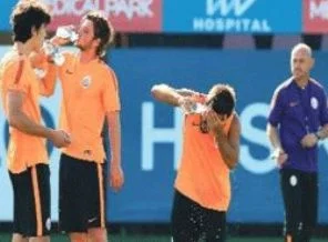 G.Saray'ın hocası futbolculara zorla su içirdi!