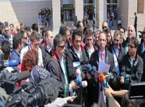 Gözaltındaki polislerin telefonları ailelerinde