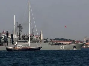 İki Rus savaş gemisi Boğaz'dan geçti