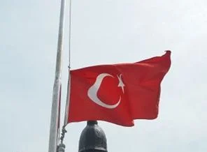 İncirlik Üssü'nde bayrak krizi!