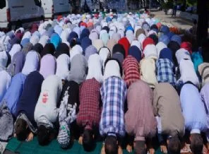 İsrail konutu önünde cuma namazı