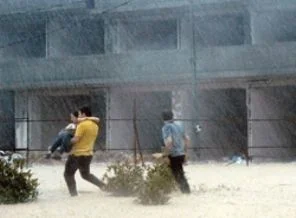 Kadın sürücü aracın içinde mahsur kaldı