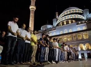 Kadir Gecesi'nde camiler doldu taştı!