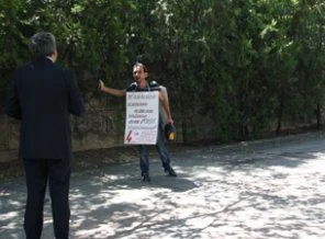 Meclis önünde kendisini yakmak istedi