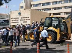 Minibüsçüler belediyeyi bastı