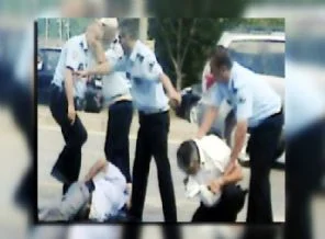 Minibüsçüler ve polis arasında 65 yaş kavgası