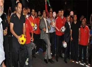 Sporcular İsrail konutunu topa tuttu