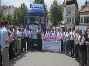 Suriye'ye üç tır insani yardım malzemesi dualarla yola çıktı