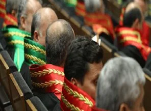 Tayin oldular ama odalarını boşaltmıyorlar