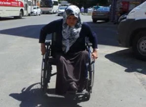 Tekerlekli sandalyeyle savaştan kaçış
