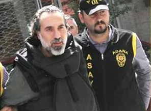 Uyuyan kızını ve eşini öldürdü