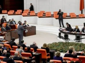 Başkanlık Divanı'na İç Tüzük Kitapçığını fırlattı