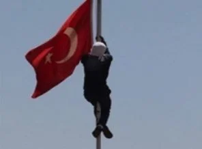 Bayrağı indiren kişi yakalandı!