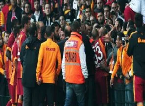 Burak çileden çıktı, maçta ortalık karıştı