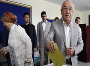 Cemil Çiçek eşiyle birlikte oyunu kullandı