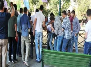 Demirtaş'ın afişlerini asanlara saldırdılar