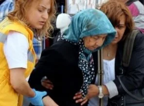 Erdoğan'ın mitingine giderken başlarına taş düştü!