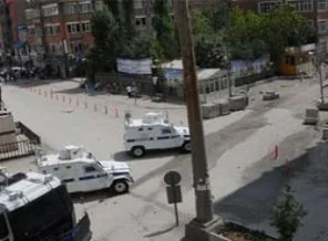 Hakkari'de Atatürk heykeline zırhlı koruma