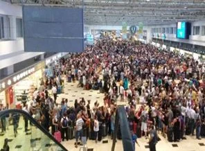 Havalimanı'nda sistem çöktü, yolcular şokta