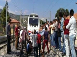 Hemzemin geçit için YHT'yi durdurdular