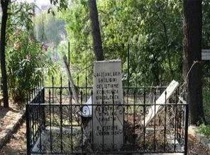 Kadıköy'de Atatürk büstüne saldırı