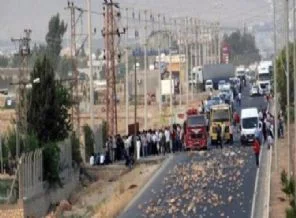 Mardin'de yol kesme eylemi sürüyor