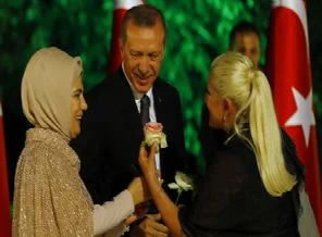 Muazzez Ersoy'dan Erdoğan çiftine gül jesti