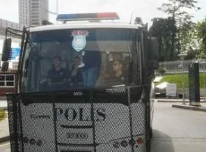 O polisler tekrar tutuklandı