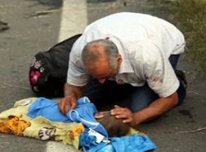 Ölen oğlunu öpüp kokladı