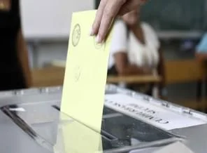 Oy pusulasının fotoğrafını çekerken gözaltına alındı