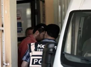 'Paralel yapı' soruşturmasında 2 polis teslim oldu