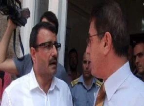 Resmi görevliler eylemciler önünde tartıştı