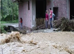 Rize'de sel: 3 köprü yıkıldı, evleri su bastı!