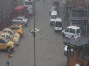 Rize'de şiddetli yağış etkili oldu