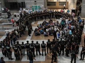 Serbest kalan polislere yakalama kararı