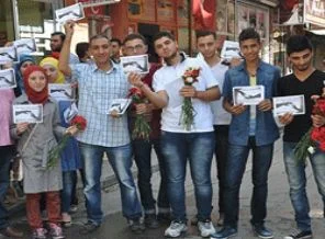 Suriyeli gençlerden Kilislilere ''karanfil ve teşekkür''
