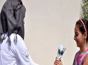 Suriyeli gençlerden Mersinlilere gül