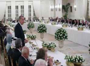 Yabancı konukların onuruna akşam yemeği