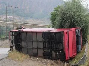 Yolcu otobüsü devrildi: 35 yaralı