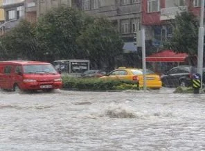 30 dakikada caddeler göle döndü!