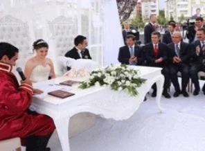 Davutoğlu Musul rehinesinin düğününe katıldı