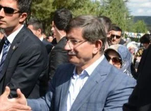 Davutoğlu'nun annesinin mezar taşında yazan ağıt