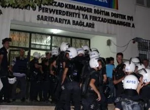 Eylemciler AA muhabirini bıçakladı